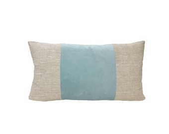 Funda de almohada lumbar de lino y terciopelo con bloques de color en tonos avena y aguamarina