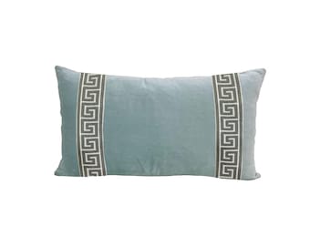 Funda de almohada lumbar de terciopelo Aqua Mist con ribete de clave griega gris