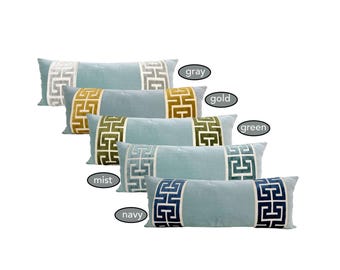 Funda de almohada lumbar larga de terciopelo Aqua Mist con diseño de llave griega grande - SELECCIONE EL COLOR DEL ACABADO
