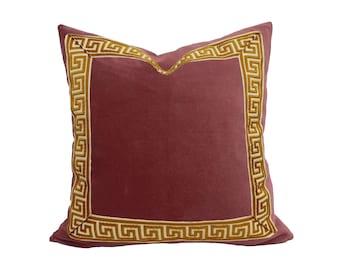 Funda de almohada de terciopelo rojo ladrillo con ribete dorado de greca; tamaño 22"x22"