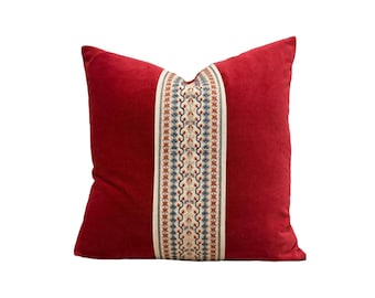 Funda de almohada de terciopelo de algodón rojo con ribete de "tapiz" en color miel – Decoración boho chic para el hogar – Detalle artesanal personalizado