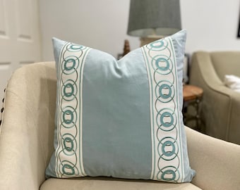 Funda de almohada de terciopelo Aqua Mist con ribete de doble círculo en tono niebla