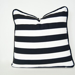 Black and White Pillow Cover with Ball Fringe Modern Pillow afbeelding 3