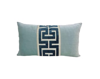 Funda de almohada lumbar de terciopelo Aqua Mist con ribete grande en clave griega azul marino