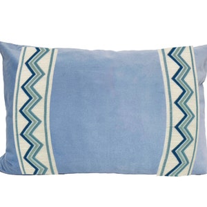 Housse de coussin lombaire bleu clair avec bordure en zigzag CHOISIR LA COULEUR DE LA GARNITURE blue