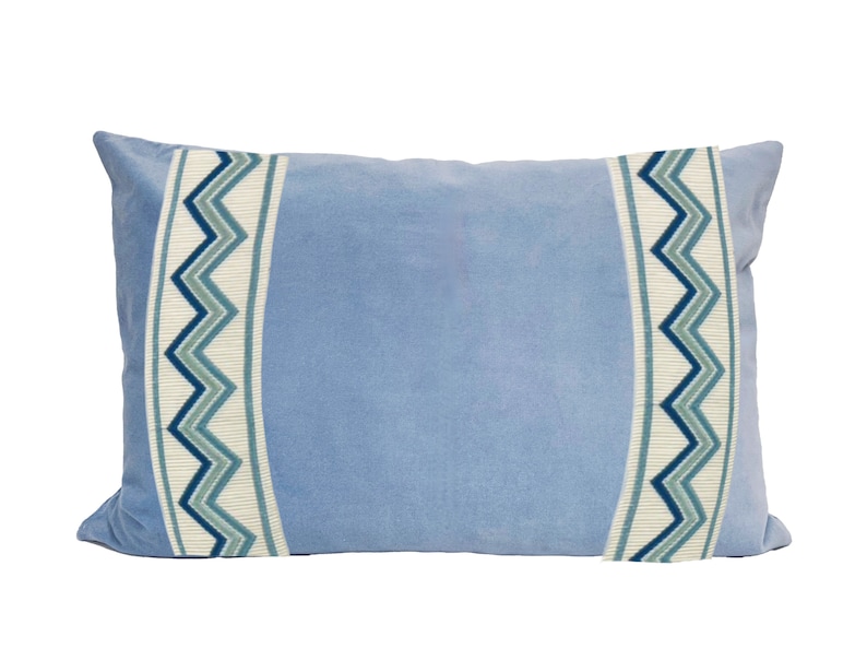 Housse de coussin lombaire bleu clair avec bordure en zigzag CHOISIR LA COULEUR DE LA GARNITURE blue