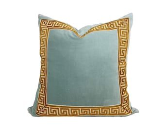 Funda de almohada cuadrada de terciopelo Aqua Mist con ribete dorado de clave griega