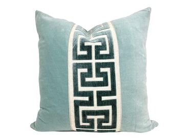Funda de almohada de terciopelo Aqua Mist con ribete griego grande Mist