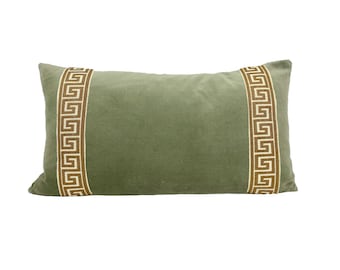 Op de afbeelding: Olijfgroen rechthoekig kussen met een Grieks sleutelpatroon in bruin en crème. Het decoratieve kussen heeft een zachte, fluweelzachte textuur, geschikt voor woondecoratie.