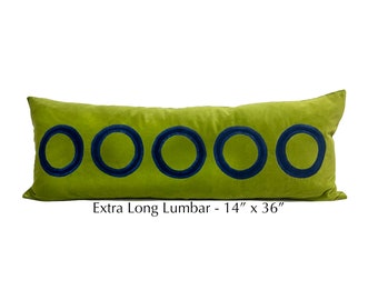 Funda de almohada lumbar extra larga de terciopelo verde lima con apliques de círculos azules