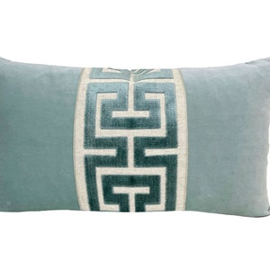 Housse de coussin lombaire en velours bleu marine avec large bordure à motif grec CHOISIR LA COULEUR DE LA GARNITURE Mist