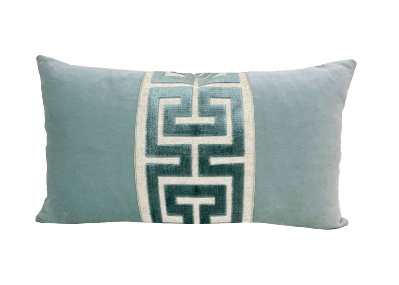 Housse de coussin lombaire en velours bleu marine avec large bordure à motif grec CHOISIR LA COULEUR DE LA GARNITURE Mist