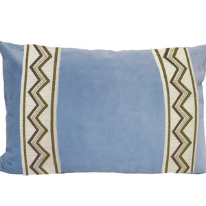 Housse de coussin lombaire bleu clair avec bordure en zigzag CHOISIR LA COULEUR DE LA GARNITURE sage