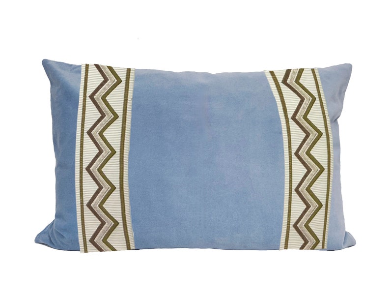 Housse de coussin lombaire bleu clair avec bordure en zigzag CHOISIR LA COULEUR DE LA GARNITURE sage