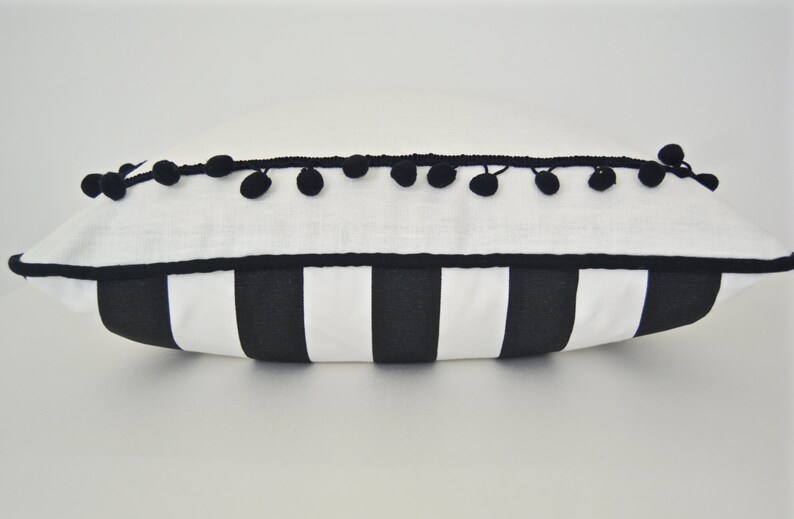 Black and White Pillow Cover with Ball Fringe Modern Pillow afbeelding 4