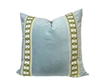 Funda de almohada cuadrada de terciopelo Aqua Mist con ribete hexagonal verde