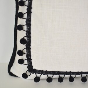 Black and White Pillow Cover with Ball Fringe Modern Pillow afbeelding 2