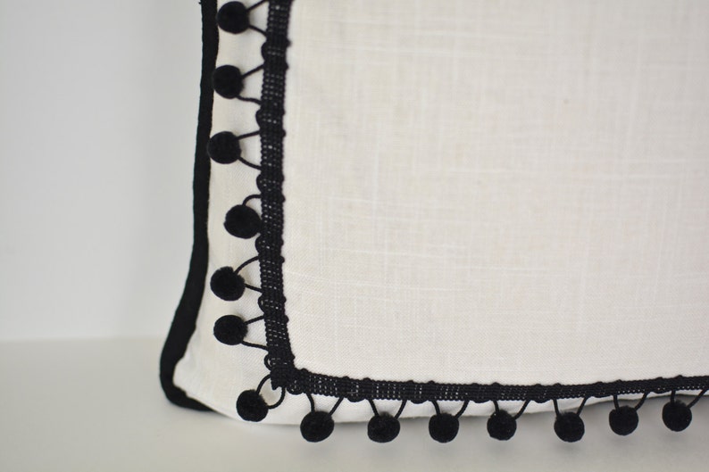 Black and White Pillow Cover with Ball Fringe Modern Pillow afbeelding 2