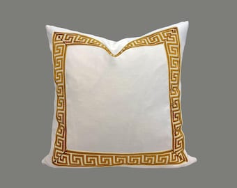 Funda de almohada de terciopelo blanco roto con ribete dorado de greca; tamaño 18x18