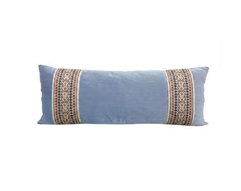 Funda de almohada lumbar larga de terciopelo de algodón azul claro con ribete de "tapiz" en color "miel".