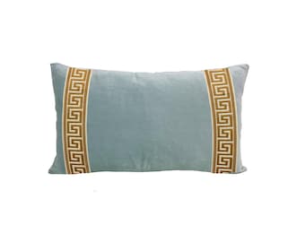Funda de almohada lumbar de terciopelo Aqua Mist con ribete de clave griega - SELECCIONE EL COLOR DEL RIBETE
