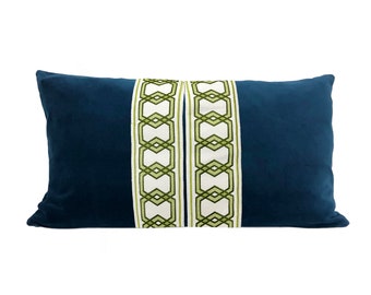 Housse de coussin lombaire bleu marine avec bordure hexagonale