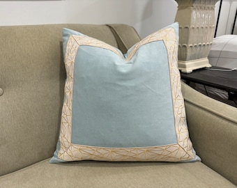 Funda de almohada cuadrada de terciopelo Aqua Mist con ribete craquelado