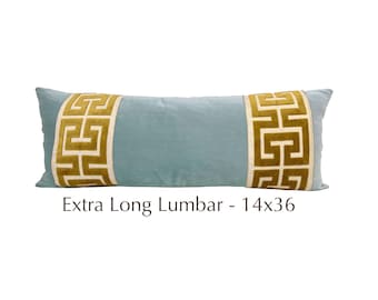 Funda de almohada lumbar larga de terciopelo Aqua Mist con ribete dorado de clave griega