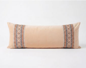 Funda de almohada lumbar larga de terciopelo de algodón color crema con ribete de "tapiz" en color "miel".