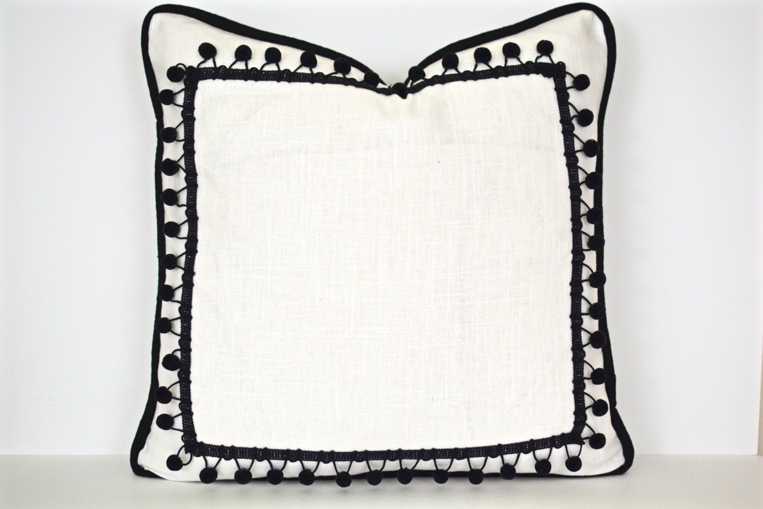 Housse d'oreiller Noire et Blanche avec Frange de Balle - Oreiller Moderne