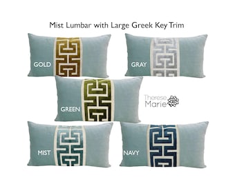 Funda de almohada lumbar de terciopelo Aqua Mist con ribete griego grande - SELECCIONE EL COLOR DEL RIBETE