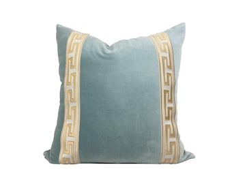 Funda de almohada cuadrada Aqua Mist con ribete de meandros en clave griega