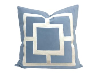 Funda de almohada azul claro con aplique en blanco roto