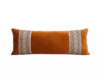 Funda de almohada lumbar larga de terciopelo de algodón color caramelo con ribete de "tapiz" en color miel.