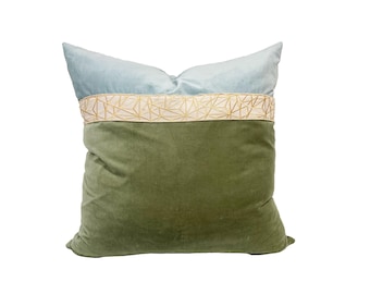 Funda de almohada con bloques de color salvia y aguamarina con ribete dorado craquelado