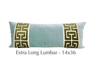 Funda de almohada lumbar larga de terciopelo Aqua Mist con ribete grande en clave griega verde