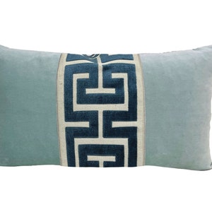 Housse de coussin lombaire en velours bleu marine avec large bordure à motif grec CHOISIR LA COULEUR DE LA GARNITURE Navy