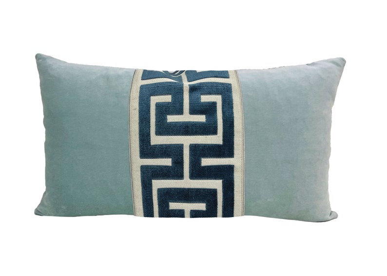 Housse de coussin lombaire en velours bleu marine avec large bordure à motif grec CHOISIR LA COULEUR DE LA GARNITURE Navy