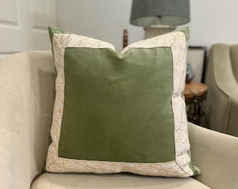 Funda de almohada verde salvia con ribete craquelado; tamaño 20" x 20"