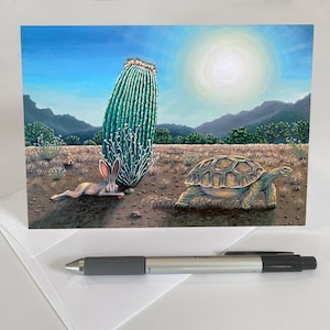 Peut inclure: Carte de vœux rectangulaire représentant un paysage désertique avec un grand cactus, un lapin et une tortue sous un soleil brillant. L'œuvre est une peinture avec un ciel bleu et un paysage désertique.