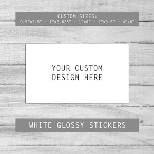Puede incluir: Pegatinas blancas brillantes con el texto "YOUR CUSTOM DESIGN HERE" en negro. La imagen muestra una variedad de tamaños disponibles: 0,5"x2,5", 1"x2,625", 1"x6", 2"x3,5" y 4"x6".