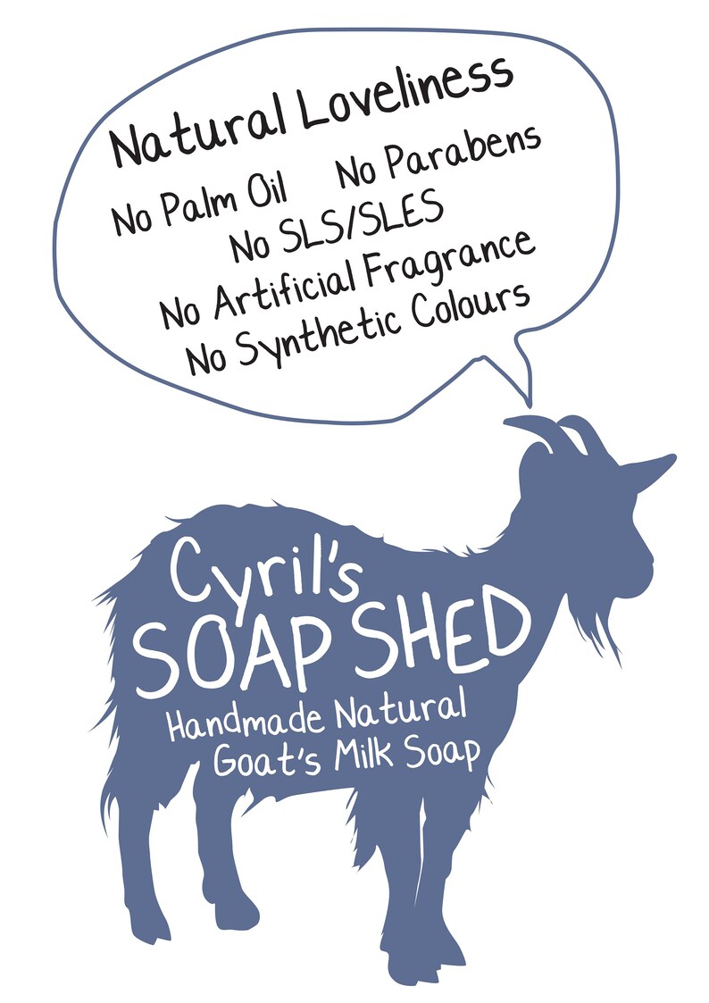Pu&ograve; includere: Sagoma blu di una capra con la scritta "Cyril's SOAP SHED" e "Handmade Natural Goat's Milk Soap". Una nuvoletta sopra la capra recita "Natural Loveliness" ed elenca "No Palm Oil, No Parabens, No SLS/SLES, No Artificial Fragrance, No Synthetic Colours."