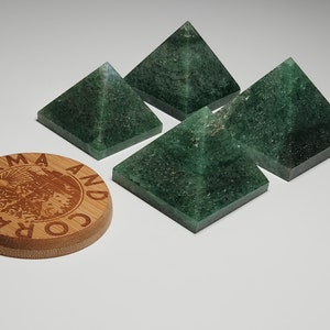Pyramide de pierres précieuses de quartz aux fraises, Choisissez vos pyramides de cristal, Élimine l&#39;énergie négative, Générateur de cristaux, Pyramide de pierres précieuses vertes