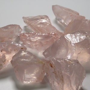 Roher Rosenquarz, Rosenquarz-Edelstein-Chunks, Heilkristall, Liebeskristall, Balance-Stein, Kommunikationskristall, Rohkristall-Rosensteine