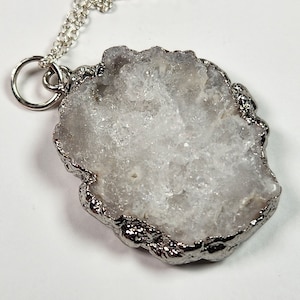 Pendentif naturel de pierre gemme de quartz clair druzy, pendentif de quartz enveloppé d'argent, guérison de quartz, collier enveloppé de feuille d'argent de cristal de quartz