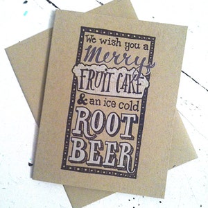 Nous vous souhaitons un joyeux gâteau aux fruits et une racinette froid glace!, carte de Noël de typographie A2 avec enveloppe Kraft.
