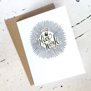 Buen trabajo, A2 tipografía tarjeta con sobre de Kraft. ¡ Felicidades, bien hechos, buen trabajo!