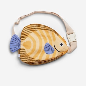 Könnte beinhalten: Eine gelbe und blaue, fischförmige Bauchtasche mit einem weißen, verstellbaren Gurt und einem Reißverschluss.