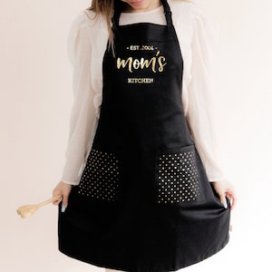 Kitchen Gifts for Mom Birthday Gift Personalized Gift for Mom Mothers Day Gift from Daughter Custom Apron Mom Apron EB3242CTW afbeelding 1