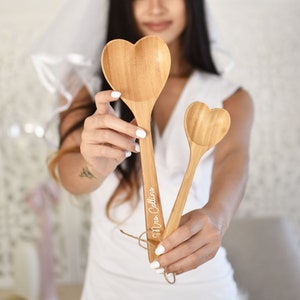 Ensemble de cuillères en bois personnalisées en forme de coeur - Cadeau personnalisé pour la douche nuptiale - Cadeau de mariage pour couple, idées cadeaux de cuisine pour douche (EB3431P)